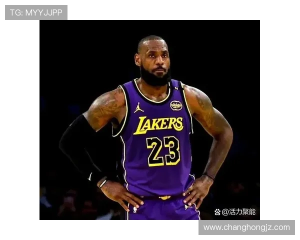 湖人每个座位放揭幕之夜定制T恤 背部印新赛季完整赛程